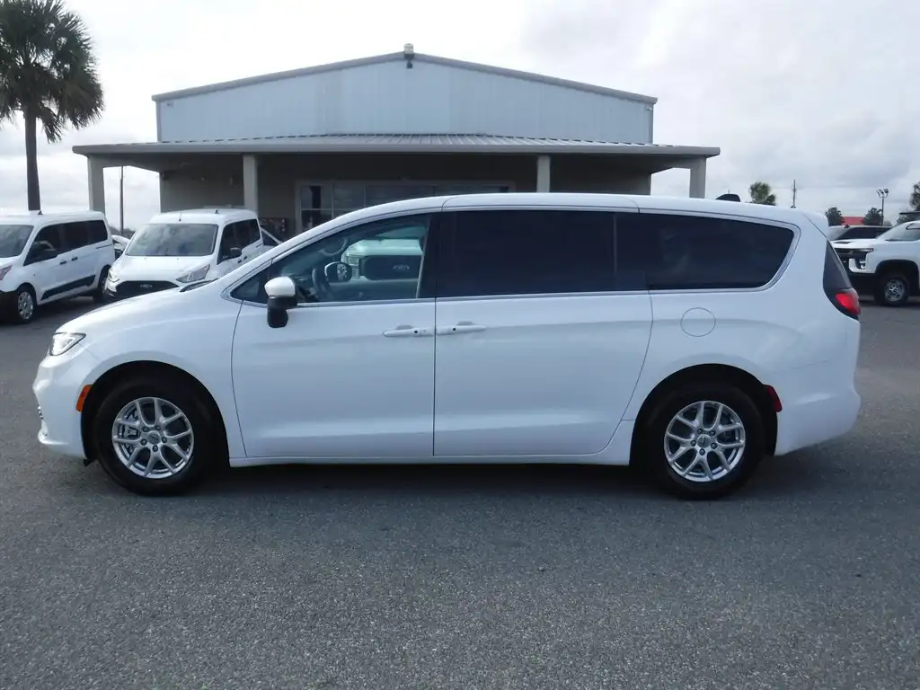 2023 Chrysler Pacifica Touring L's photo