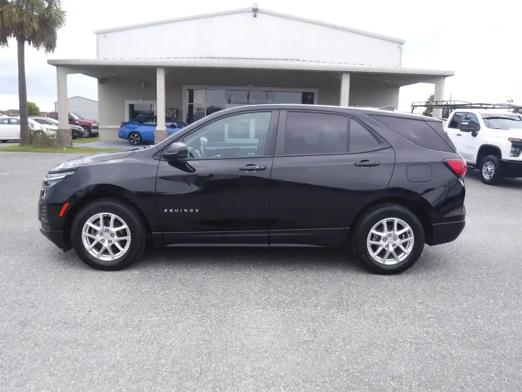 2022 Chevrolet Equinox LS's photo