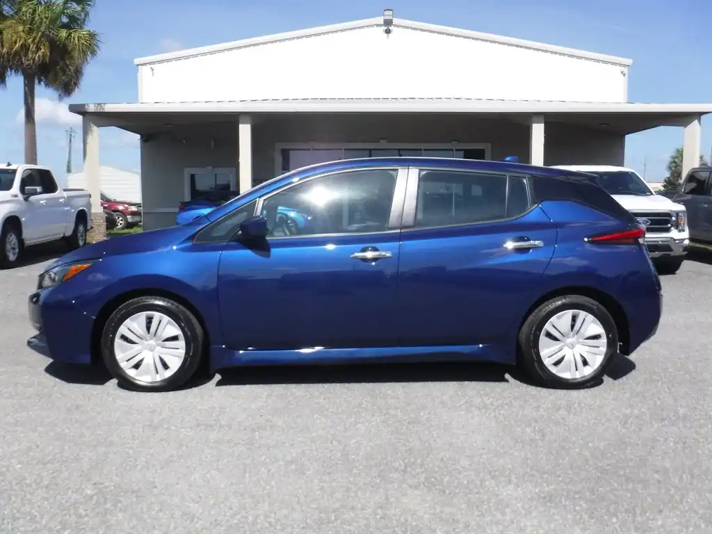 2025 Nissan Leaf S's photo