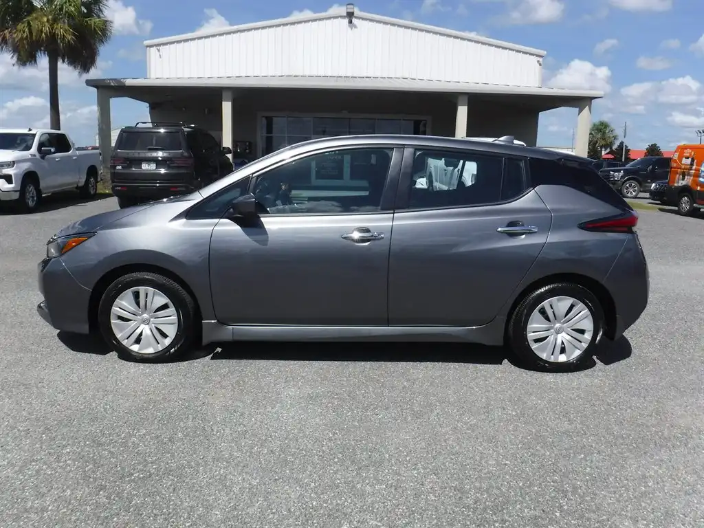 2025 Nissan Leaf S's photo