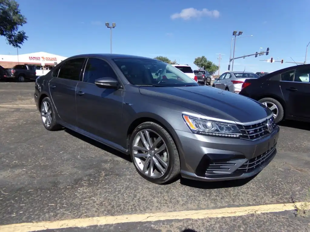 2018 Volkswagen Passat 2.0T R-Line Auto's photo