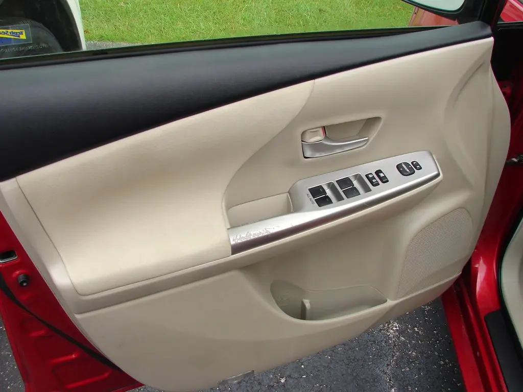 2014 Toyota Prius v Three photo 5