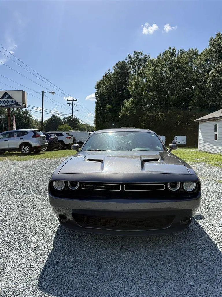 2019 Dodge Challenger SXT Auto photo 3