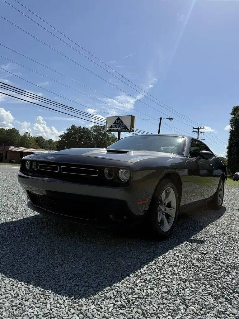2019 Dodge Challenger SXT Auto's photo