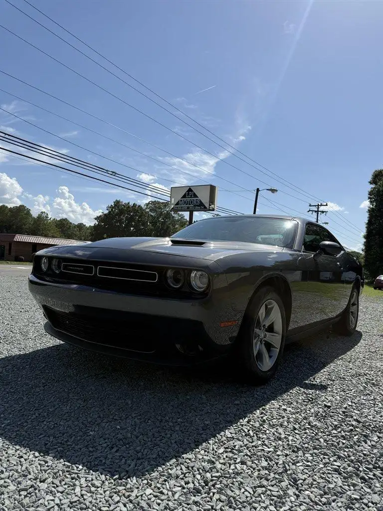 2019 Dodge Challenger SXT Auto photo 1