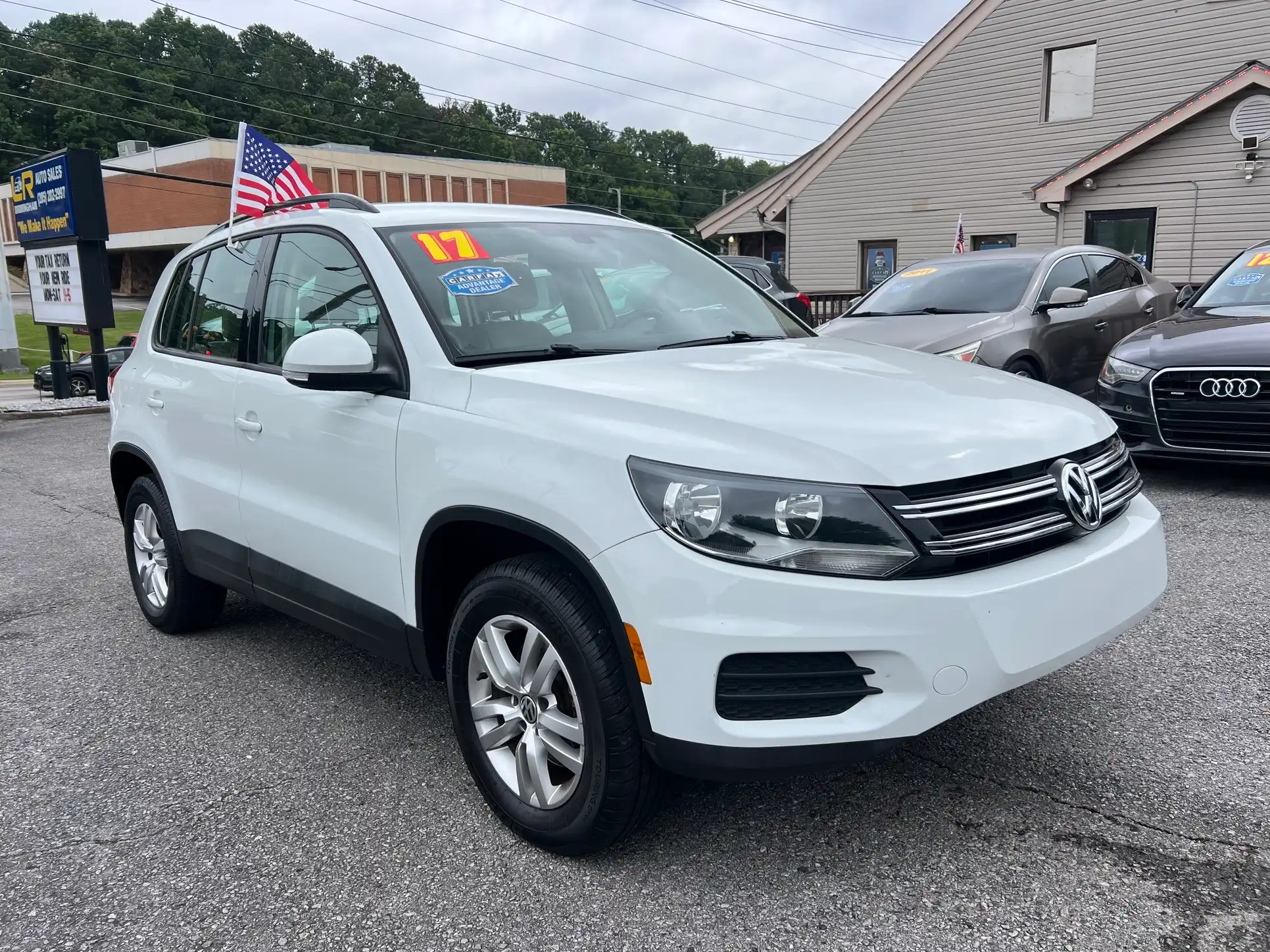 2017 Volkswagen Tiguan 2.0T S's photo
