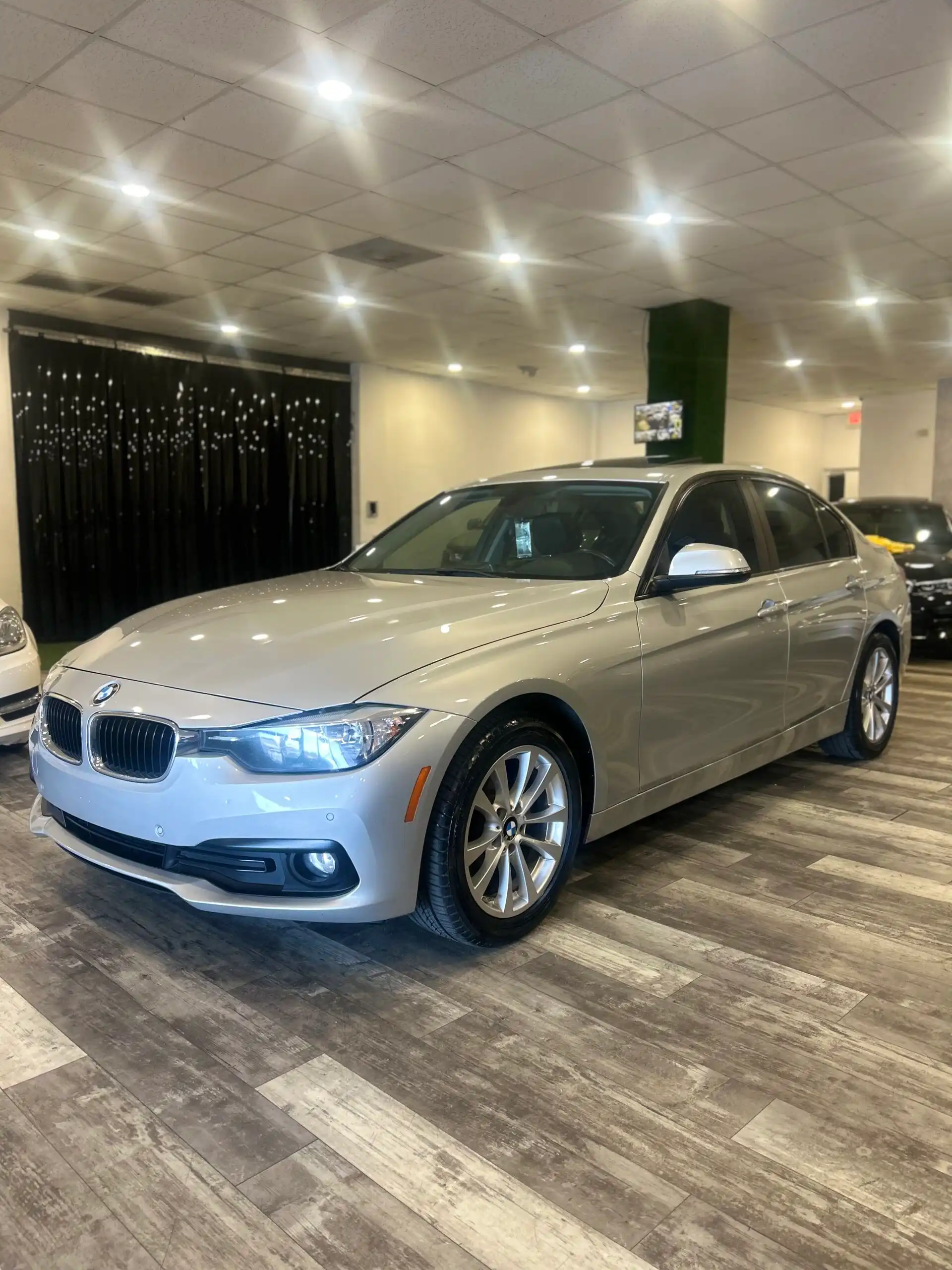 2017 BMW 3 Series 320i Sedan's photo