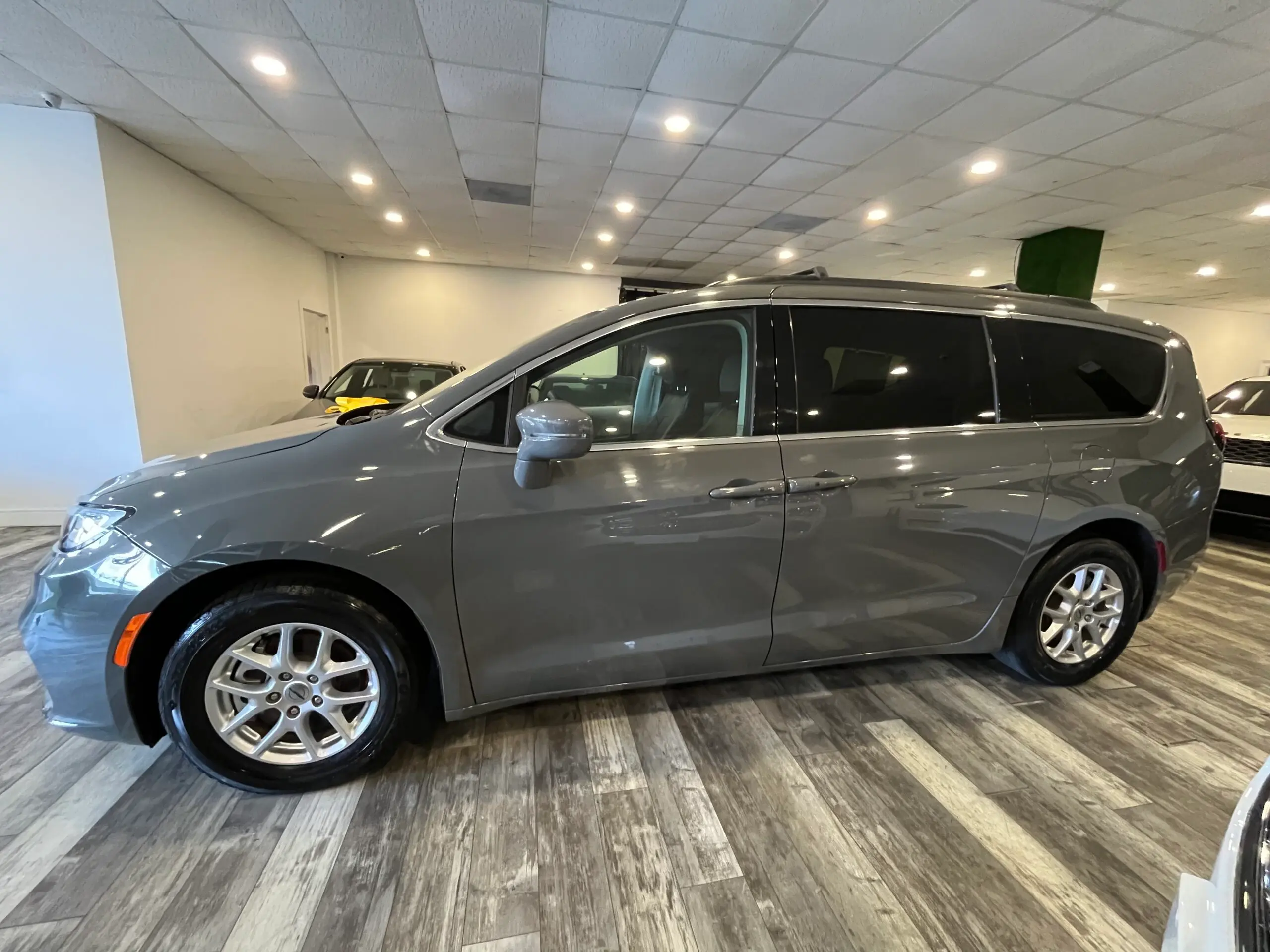 2022 Chrysler Pacifica Touring L photo 3