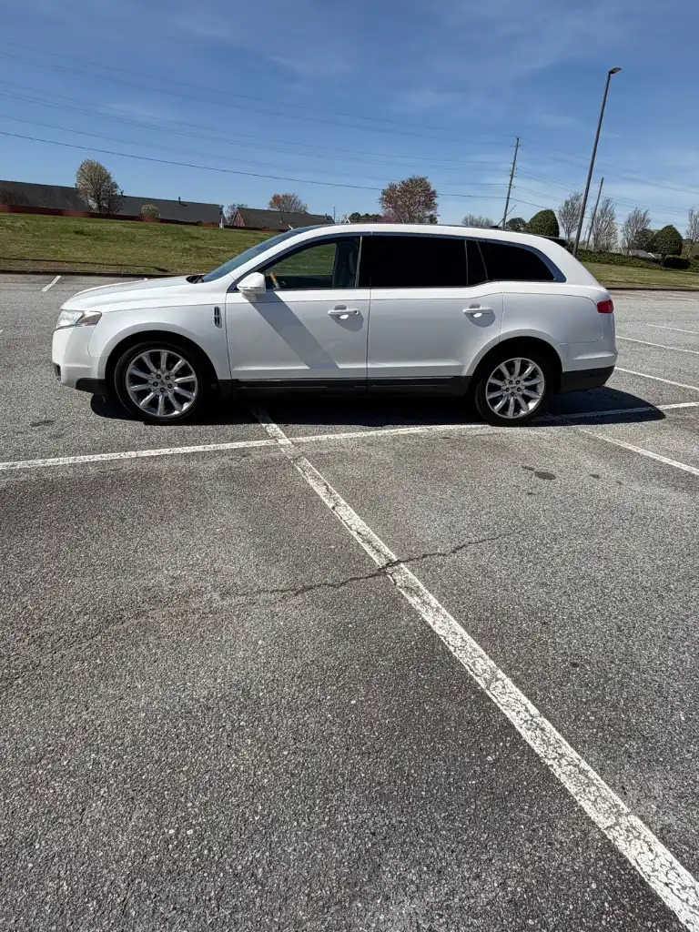 2010 Lincoln MKT 3.7's photo