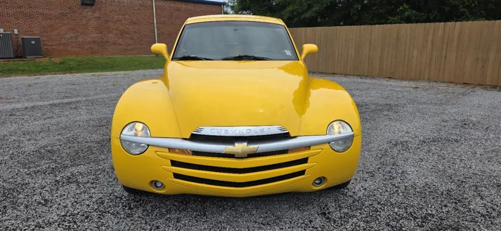 2004 Chevrolet SSR LS photo 3