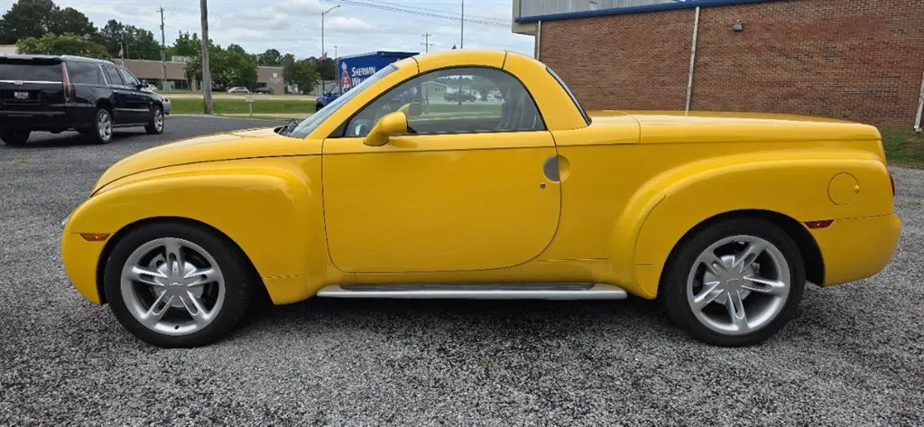 2004 Chevrolet SSR LS photo 5