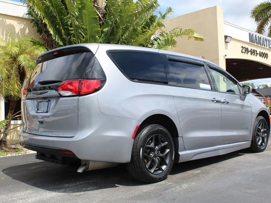2019 Chrysler Pacifica Touring Plus photo 5