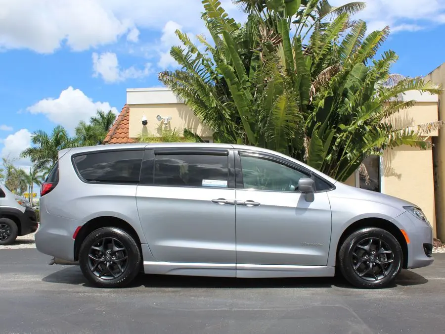 2019 Chrysler Pacifica Touring Plus photo 4