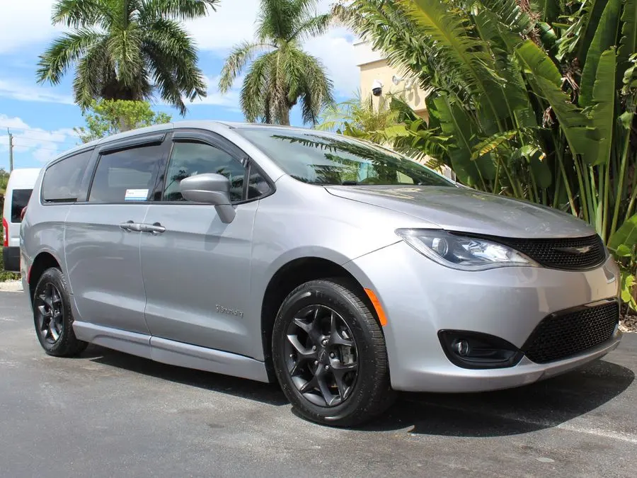 2019 Chrysler Pacifica Touring Plus photo 3