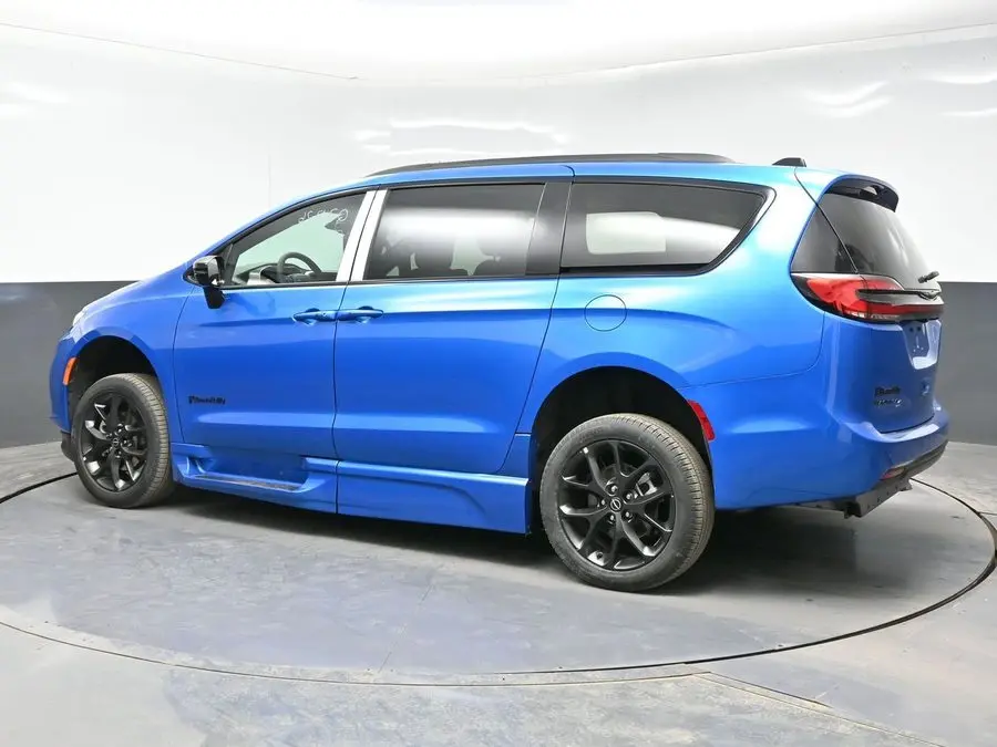 2026 Chrysler Pacifica Select photo 3