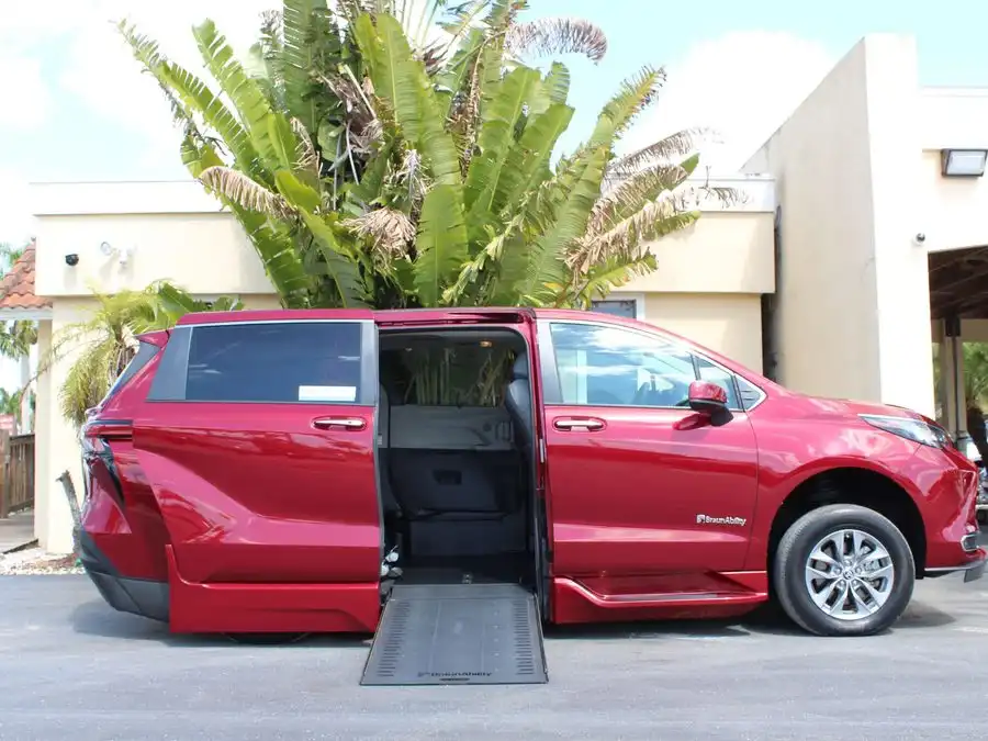 2022 Toyota Sienna XLE 7-Passenger Hybrid FWD's photo