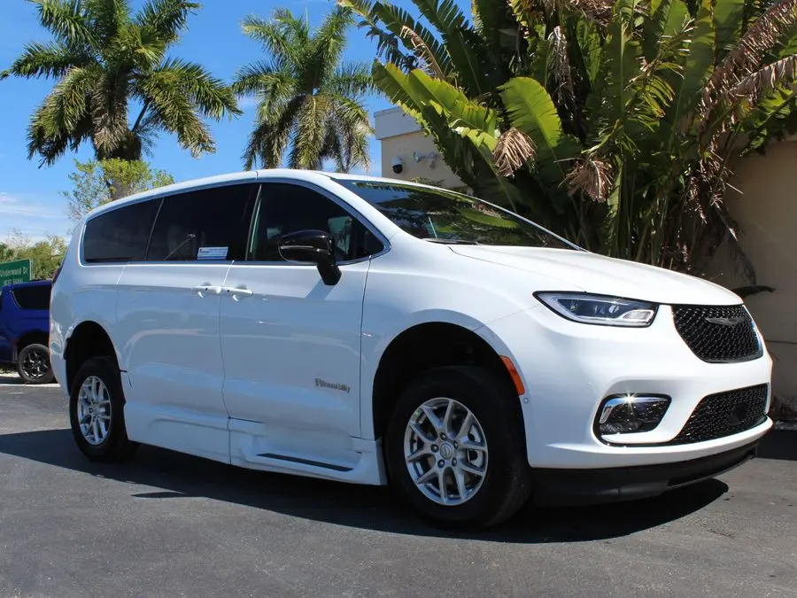 2026 Chrysler Pacifica Select photo 3
