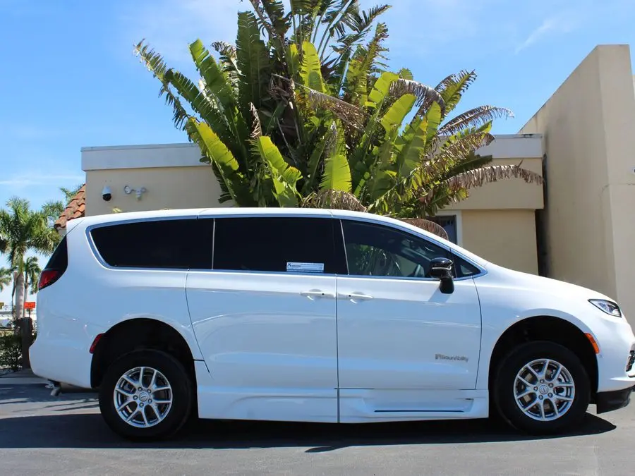 2026 Chrysler Pacifica Select photo 4