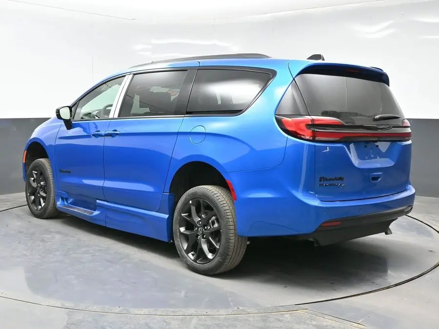 2026 Chrysler Pacifica Select photo 4
