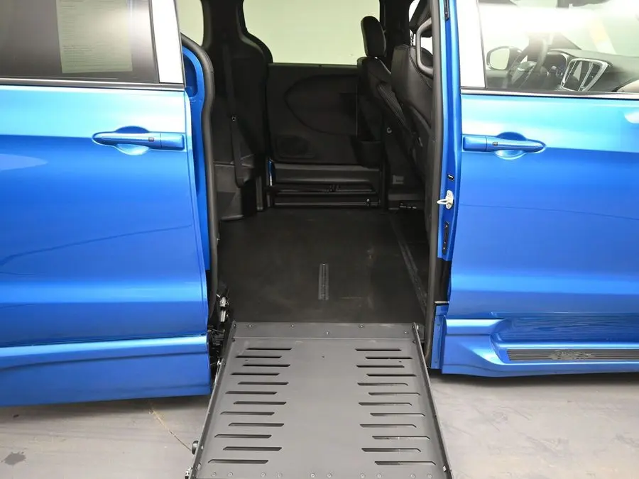 2026 Chrysler Pacifica Select photo 5
