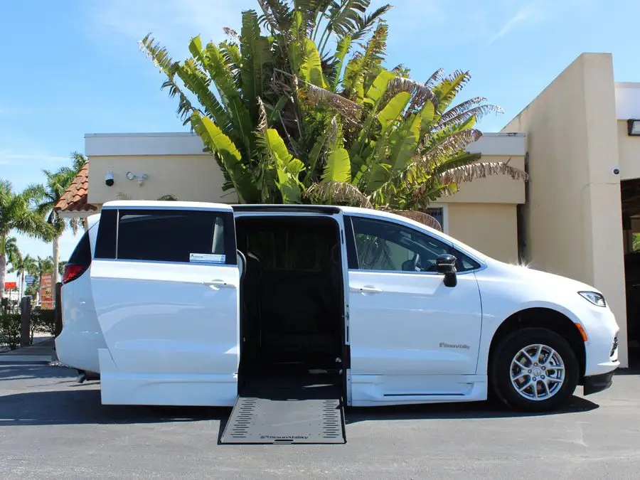 2026 Chrysler Pacifica Select photo 1