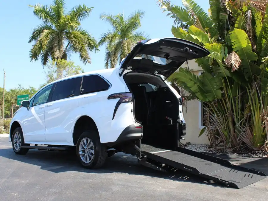 2026 Toyota Sienna LE 8-Passenger Hybrid FWD's photo