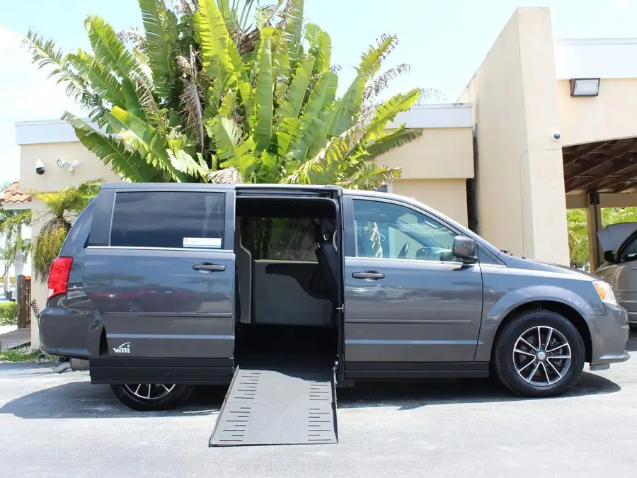 2017 Dodge Grand Caravan SXT photo 1