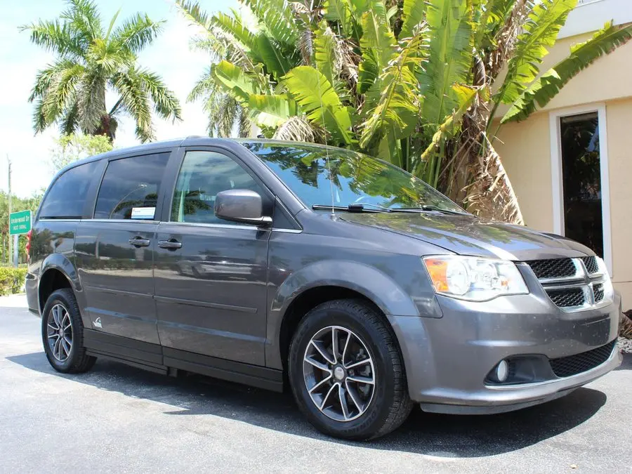 2017 Dodge Grand Caravan SXT photo 3