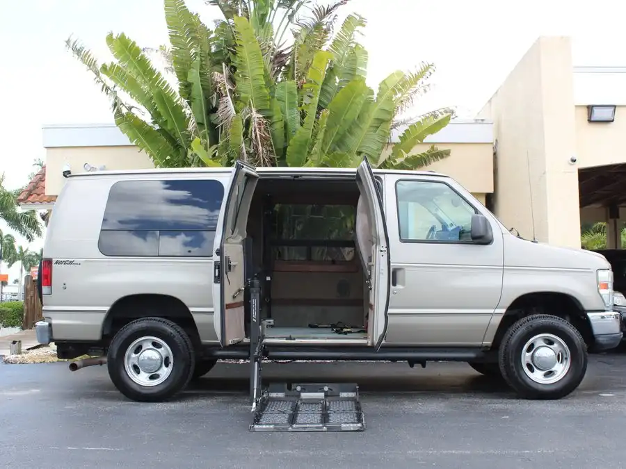 2006 Ford E-Series E-250 Extended's photo
