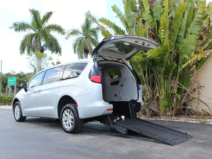2022 Chrysler Voyager LX's photo