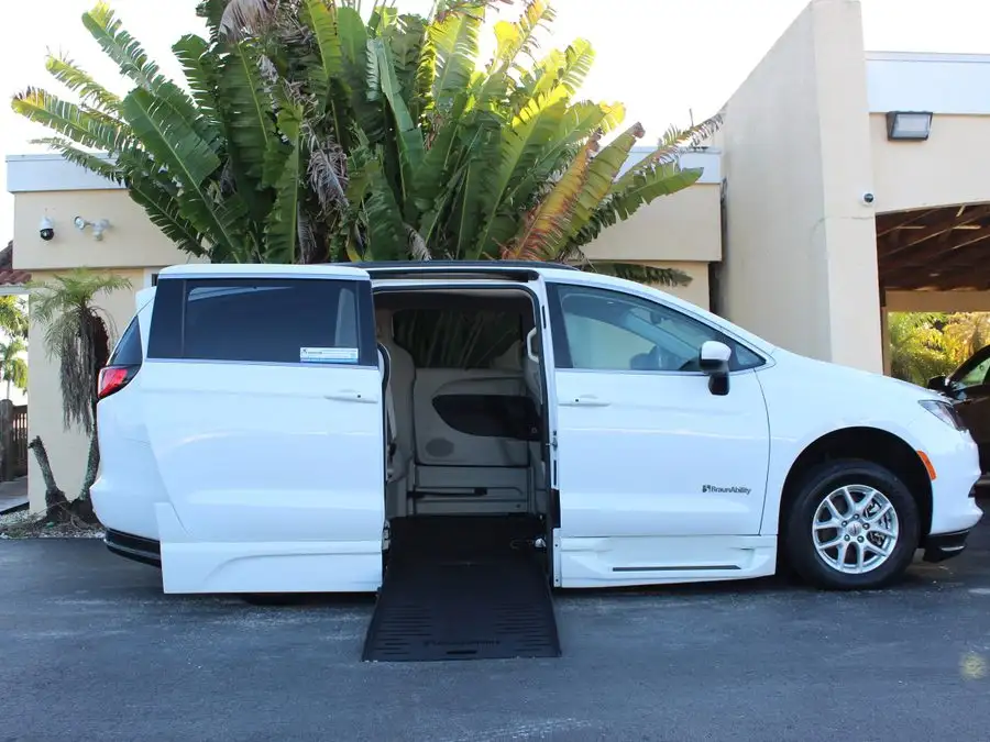 2021 Chrysler Voyager LXi's photo