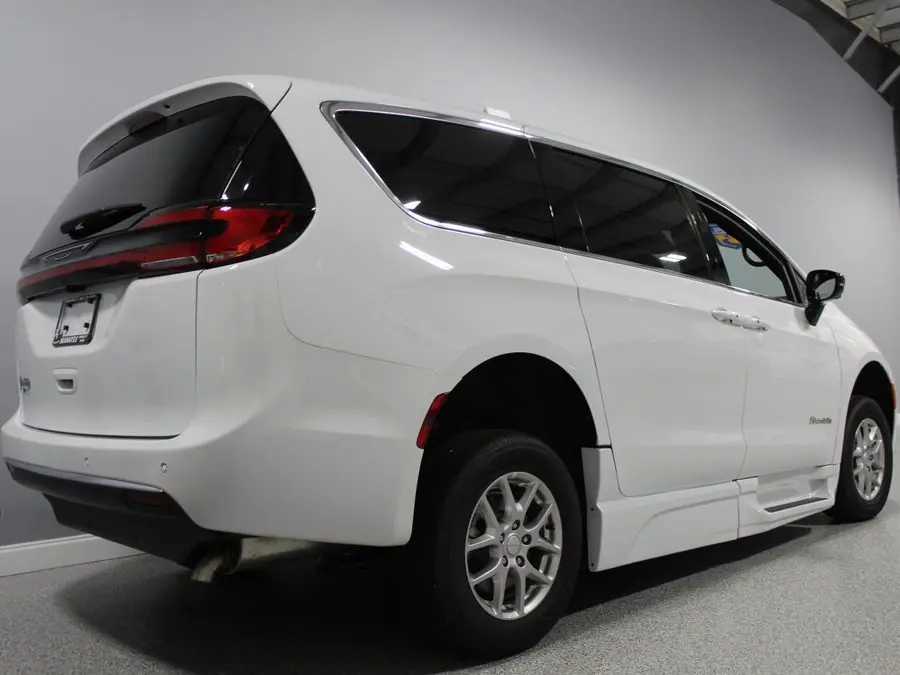 2027 Chrysler Pacifica Select photo 3
