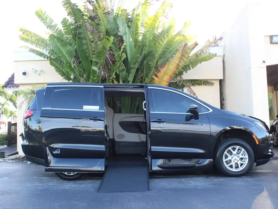 2022 Chrysler Voyager LX's photo