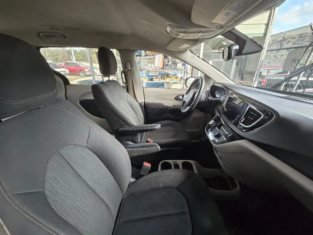 2017 Chrysler Pacifica Touring photo 3