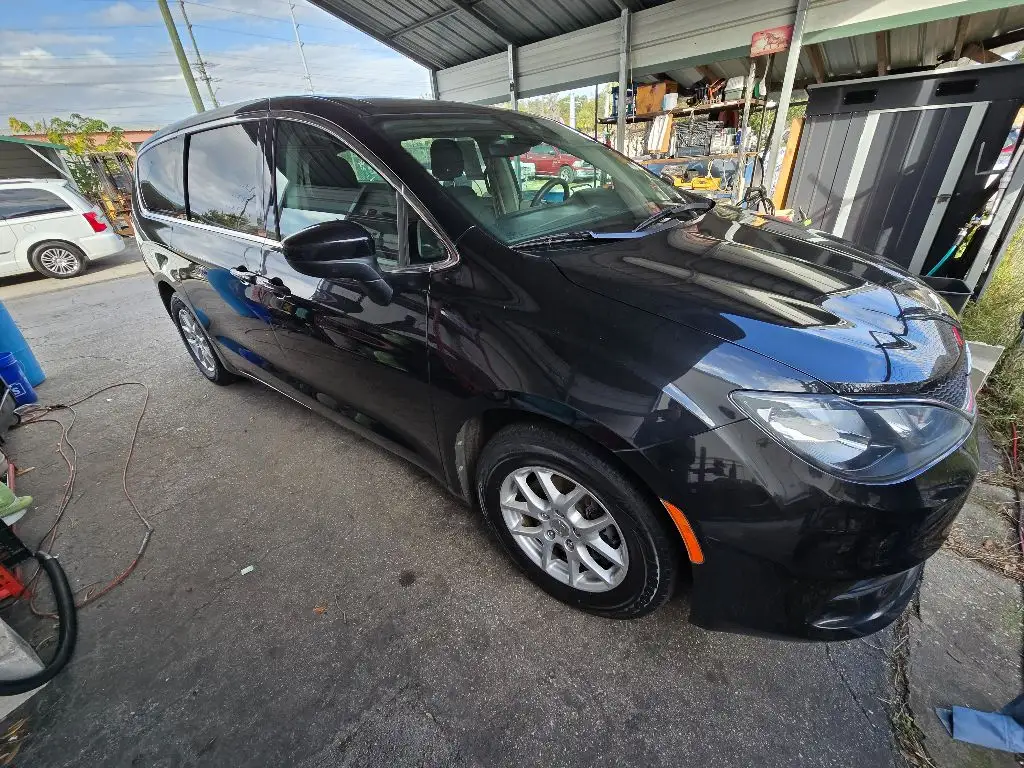 2017 Chrysler Pacifica Touring photo 1