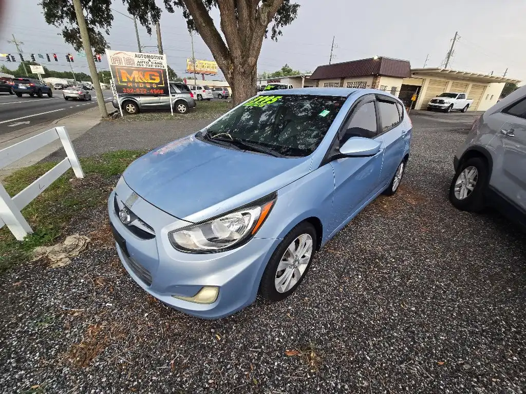 2012 Hyundai Accent SE 5-Door 6-Speed Automatic's photo