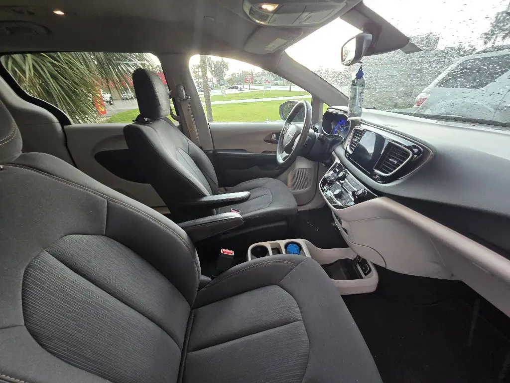2017 Chrysler Pacifica Touring photo 5