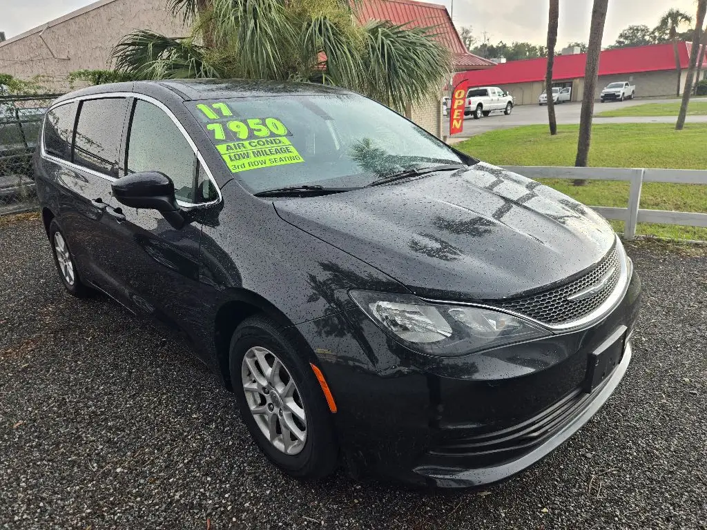 2017 Chrysler Pacifica Touring photo 1