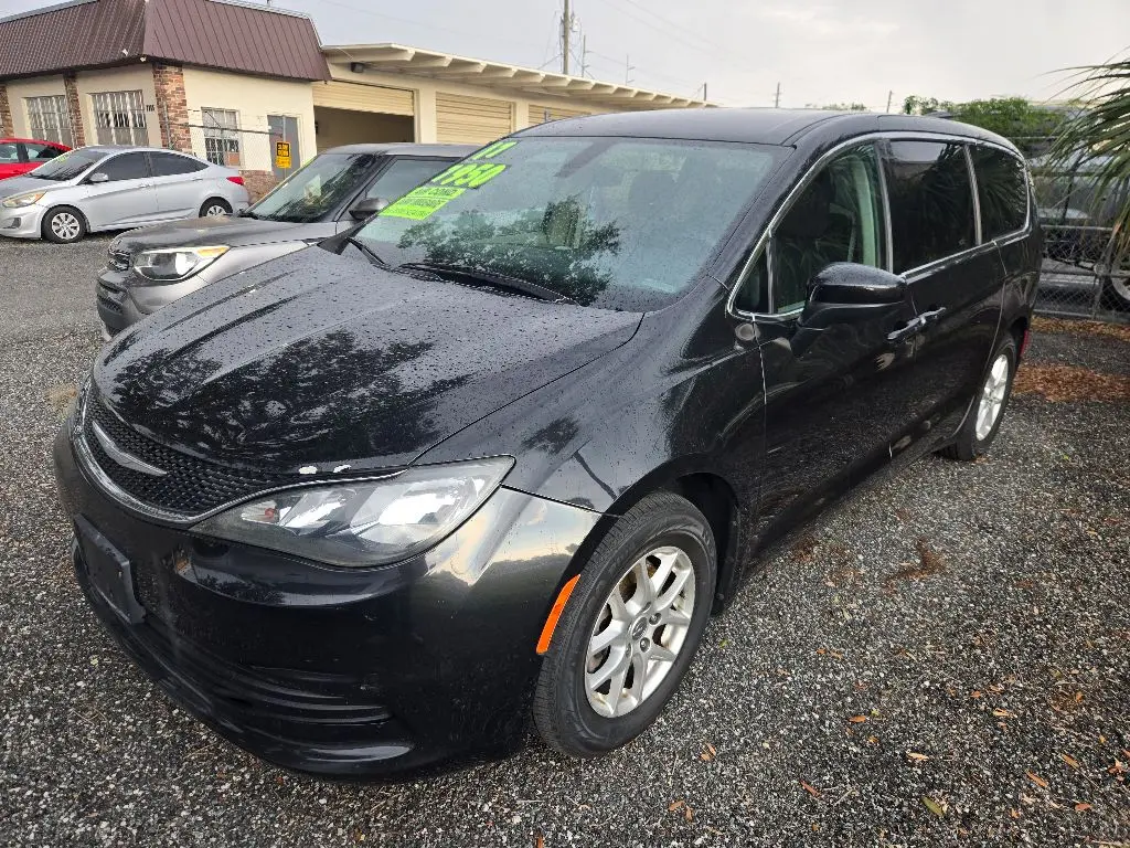 2017 Chrysler Pacifica Touring photo 3