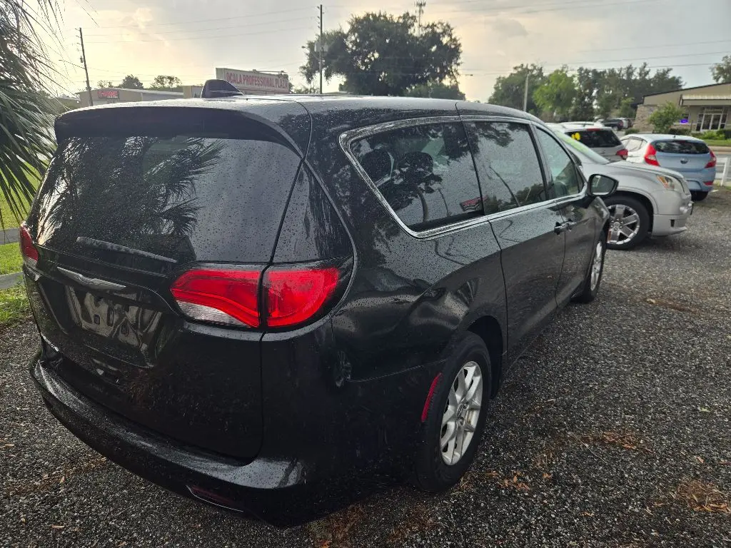 2017 Chrysler Pacifica Touring photo 4