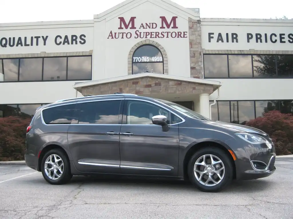 2018 Chrysler Pacifica Limited's photo