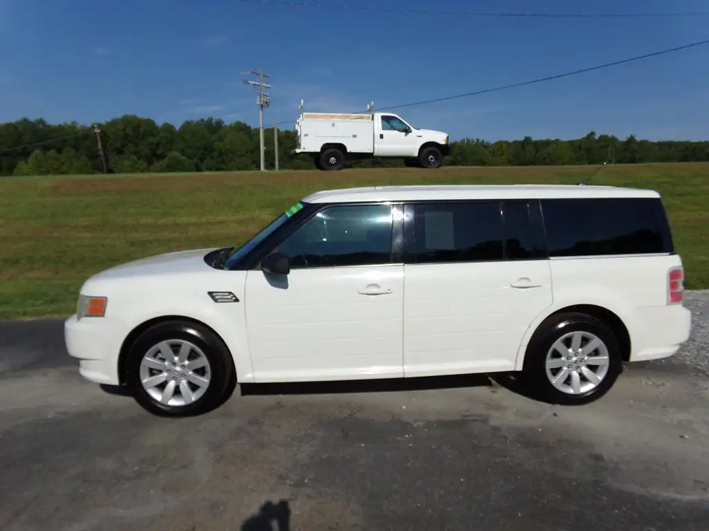 2009 Ford Flex SE FWD's photo