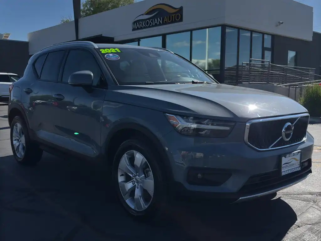 2021 Volvo XC40 T4 Momentum's photo