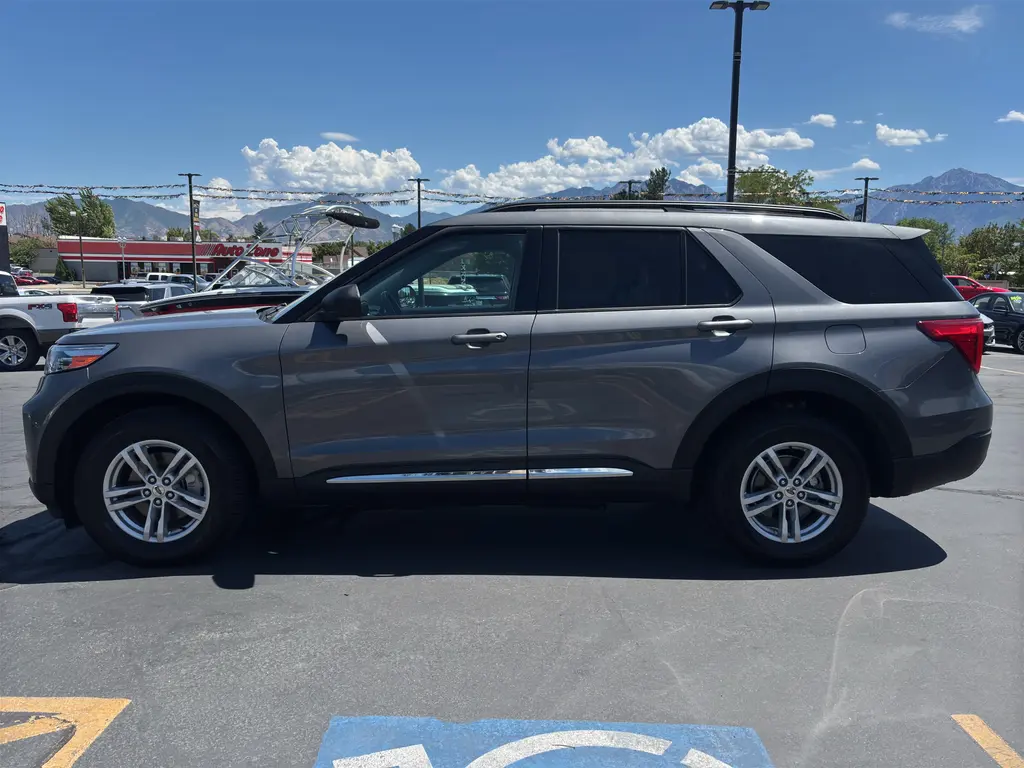 2022 Ford Explorer XLT 4WD photo 4