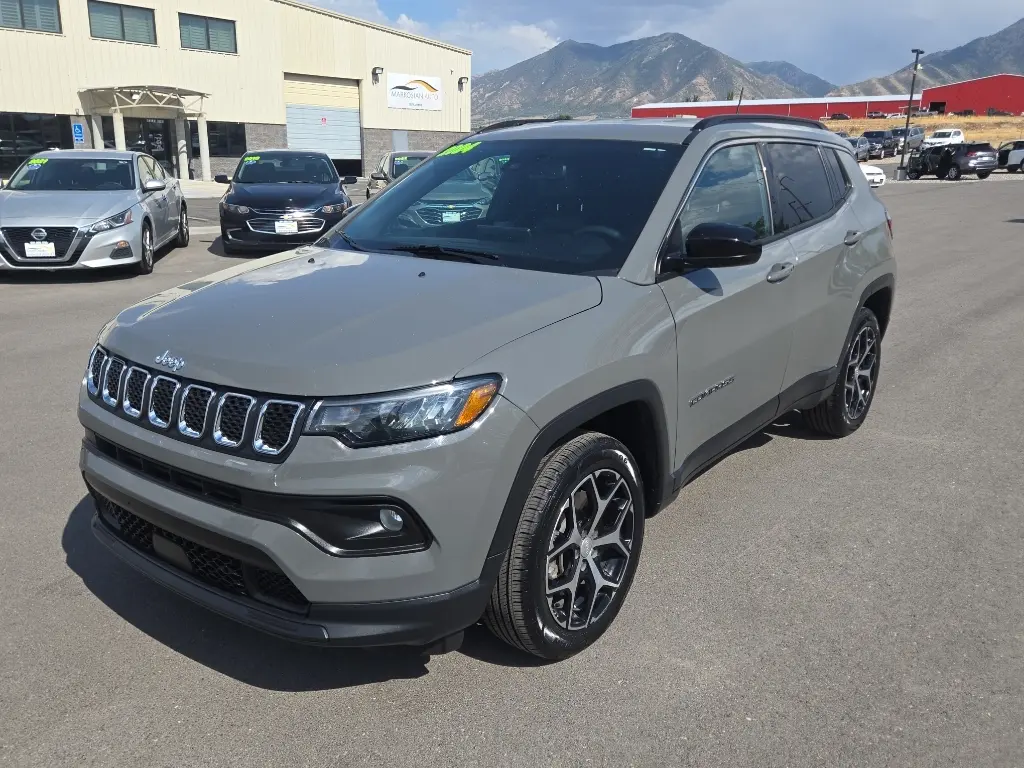 2024 Jeep Compass Latitude 4WD photo 3