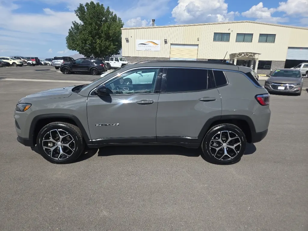 2024 Jeep Compass Latitude 4WD photo 4