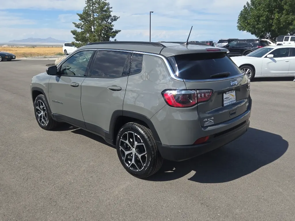 2024 Jeep Compass Latitude 4WD photo 5