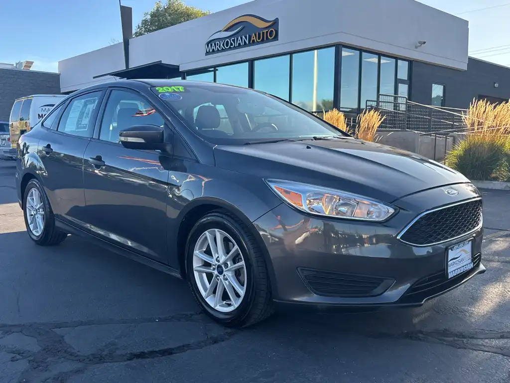 2017 Ford Focus SE Sedan's photo