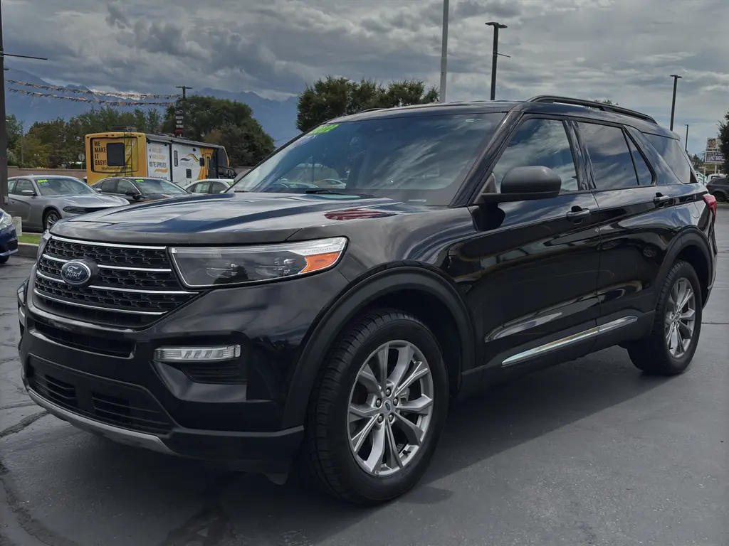 2022 Ford Explorer XLT 4WD photo 3