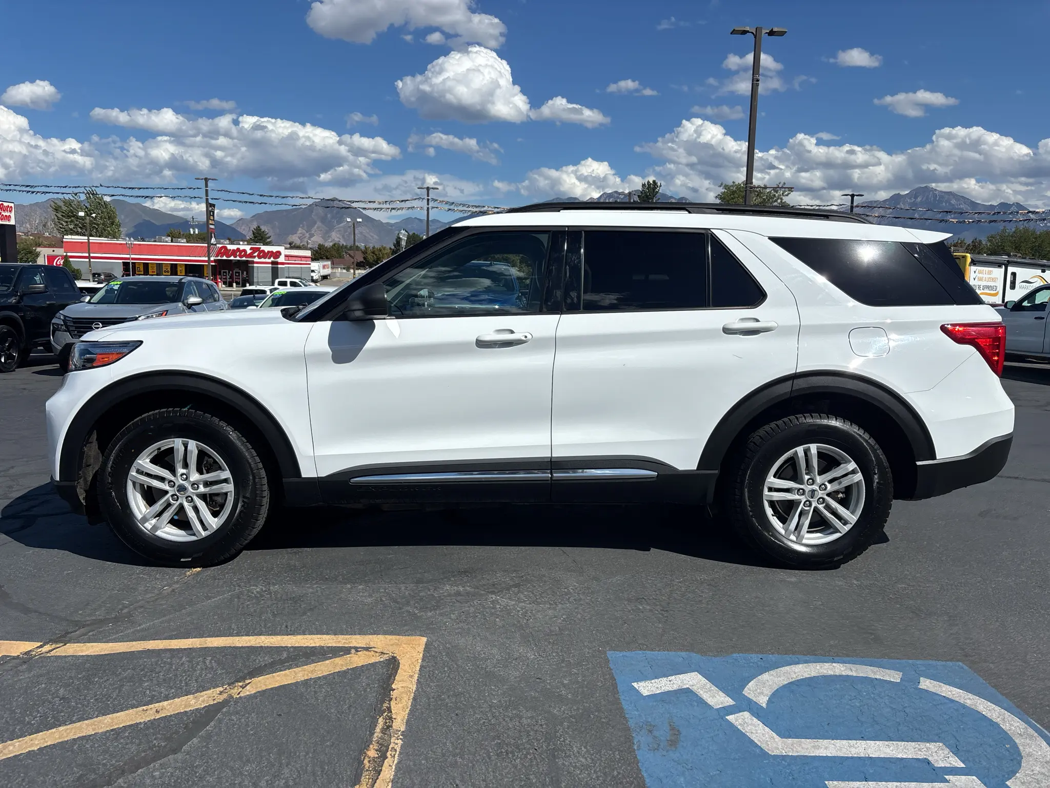 2021 Ford Explorer XLT 4WD photo 3